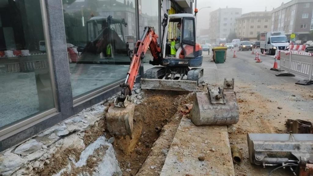 Obras en la AC-12 a su paso por Oleiros (A Coruña).