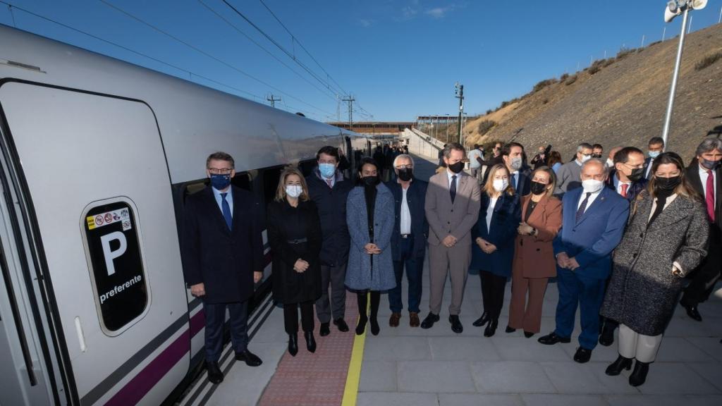 Alberto Núñez Feijóo, junto a Isabel Pardo de Vera, Raquel Sánchez Jiménez y otras autoridades en el AVE a su llegada a Sanabria