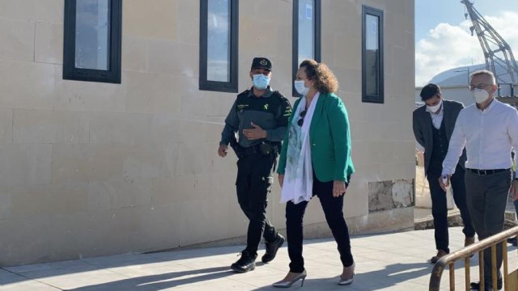 Un guardia civil con la presidenta de la Autoridad Portuaria de Cartagena, Yolanda Muñoz.
