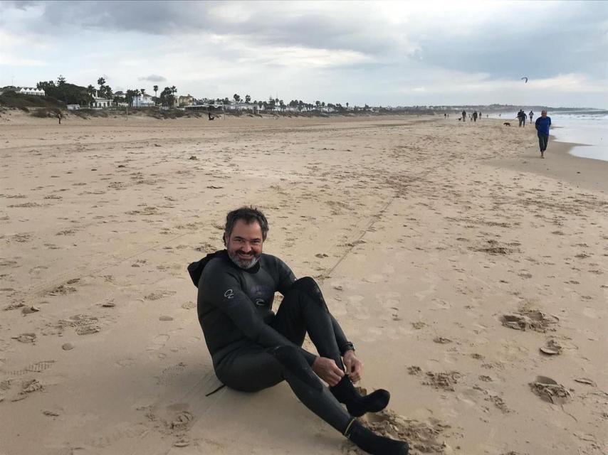 Antonio Pardo es un gran amante del surf.