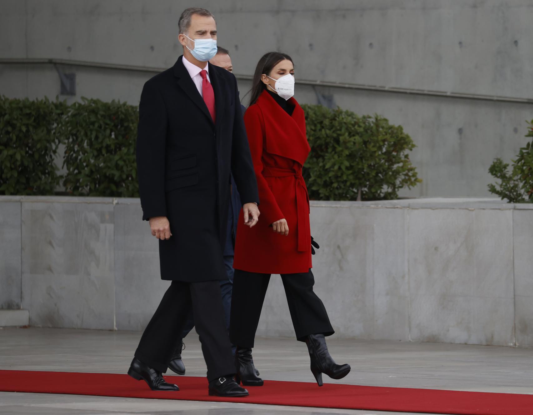 Felipe VI y Letizia en el aeropuerto Adolfo Suárez Madrid-Barajas.