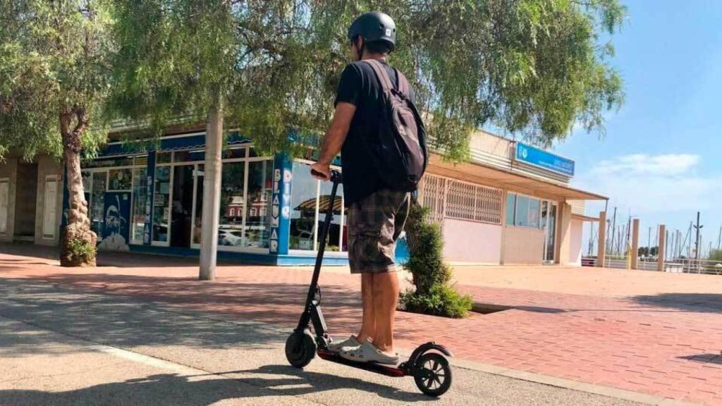 Imagen de un usuario de patinete compartido.
