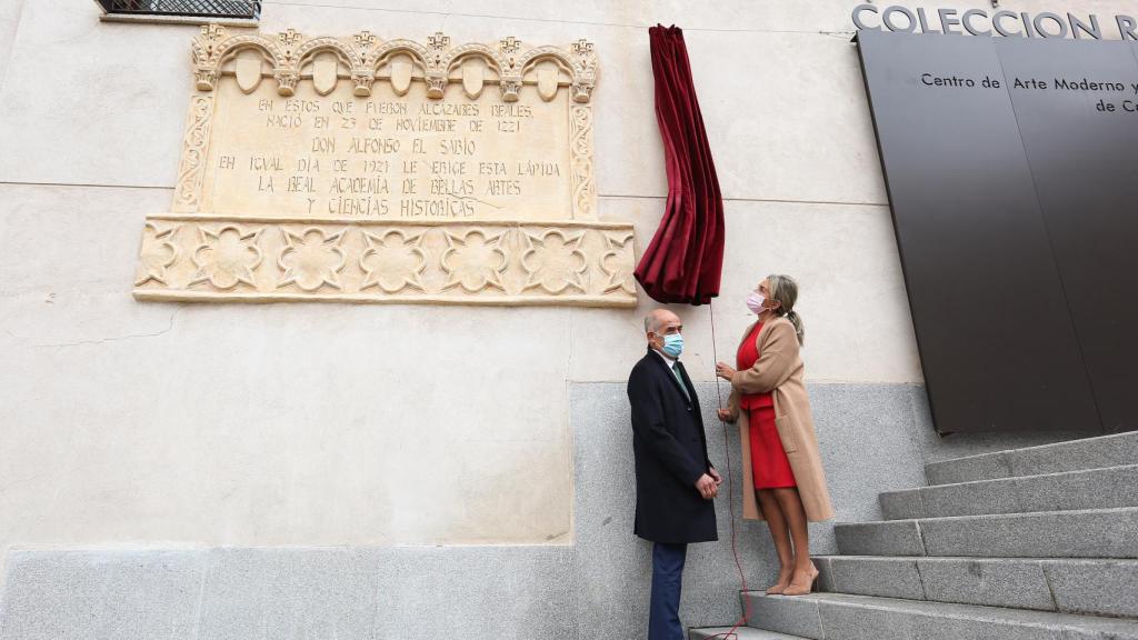 Un instante del descubrimiento de la placa.