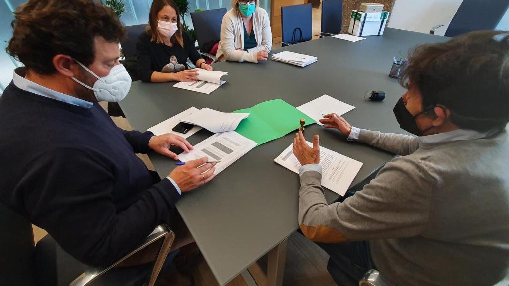 Firma del acuerdo de cesión de la gestión del Polideportivo de la localidad