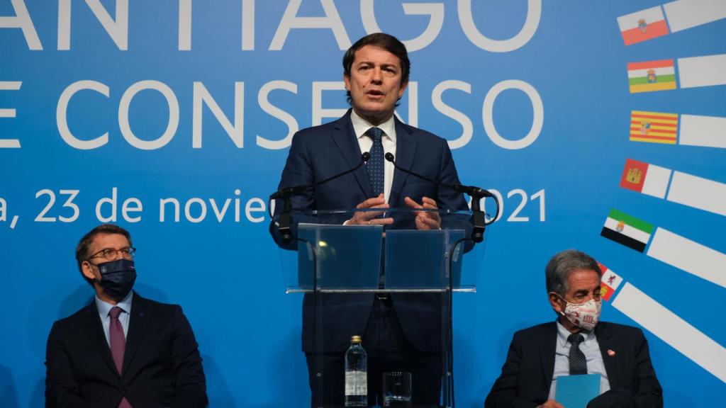 Mañueco entre Feijoo y Revilla