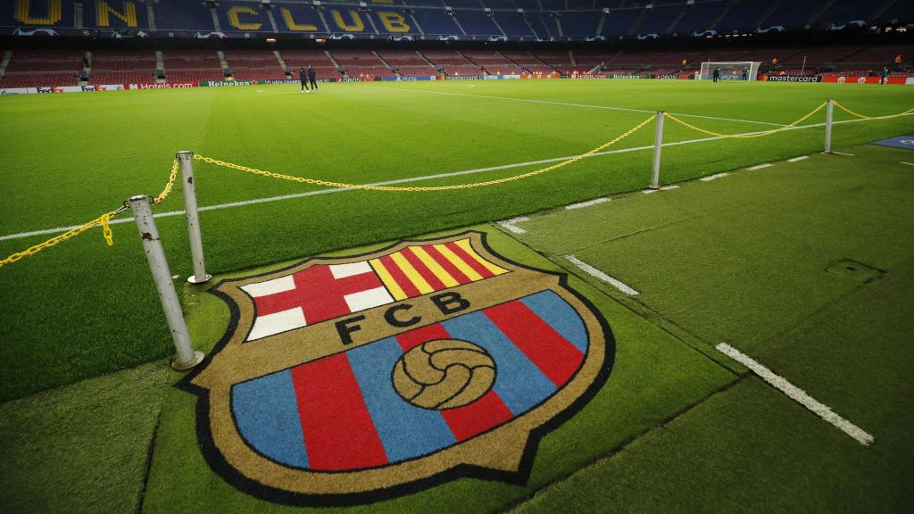El escudo del FC Barcelona en el césped del Camp Nou