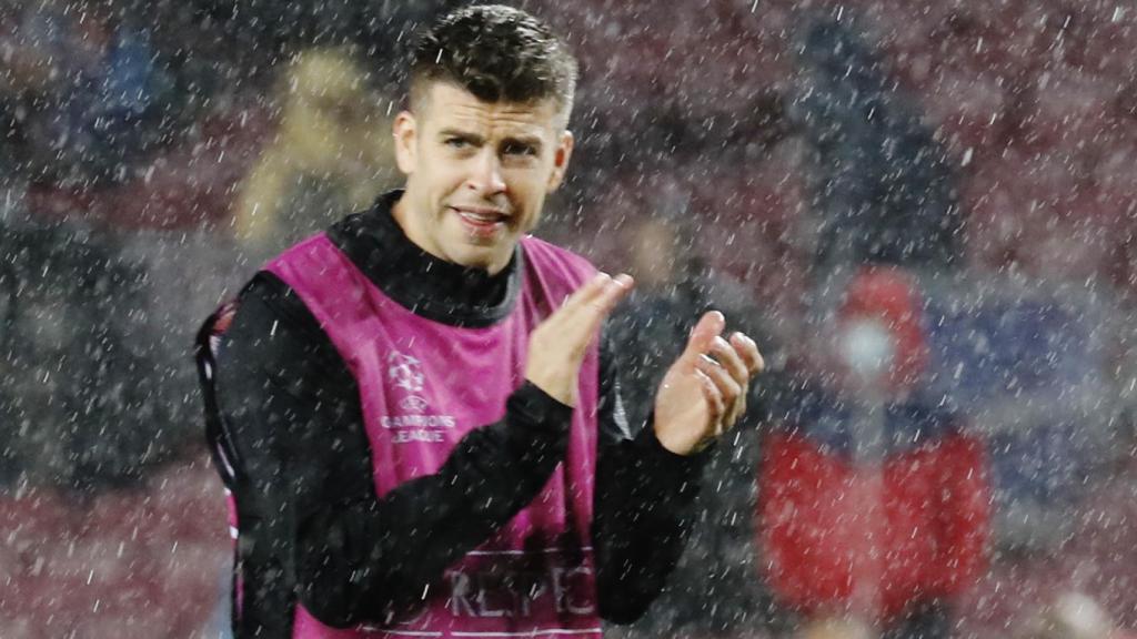 Gerard Piqué animando a sus compañeros bajo la lluvia del Camp Nou