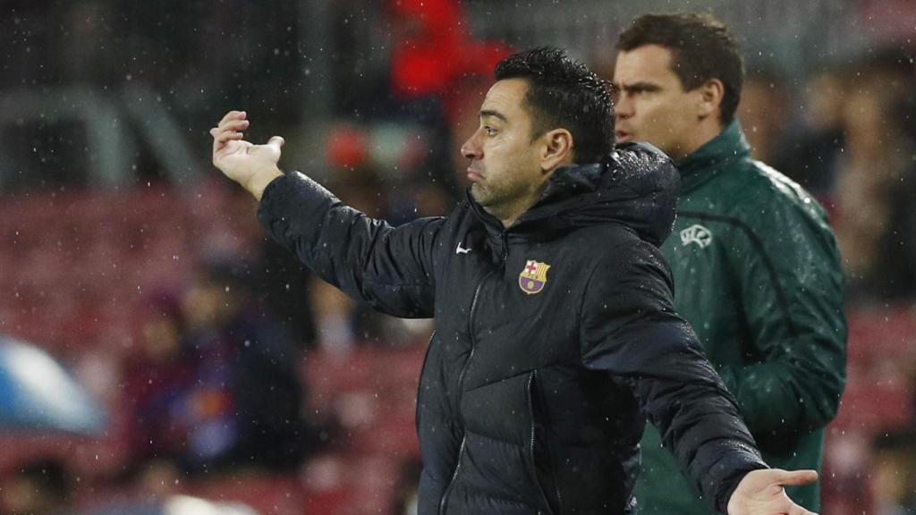 Xavi indicando a sus jugadores desde la banda
