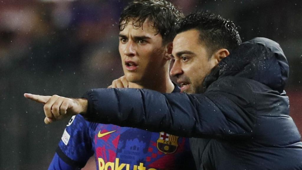 Xavi dando órdenes a Gavi