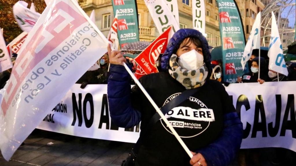Cientos de personas han secundado hoy la manifestación en contra del ERE de Unicaja en Castilla y León.