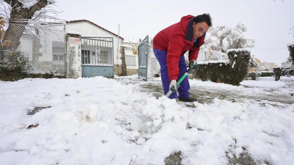 Una persona quitando nieve.