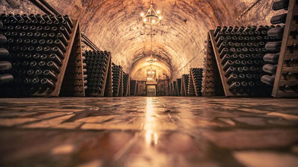 Botellas en rima en una cava de Champagne.