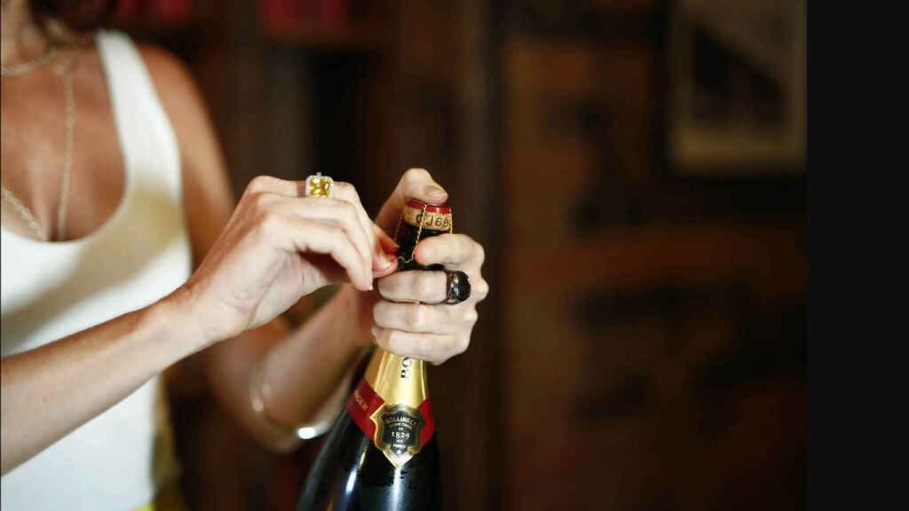 El champán se descorcha sin hacer ruido (o no).