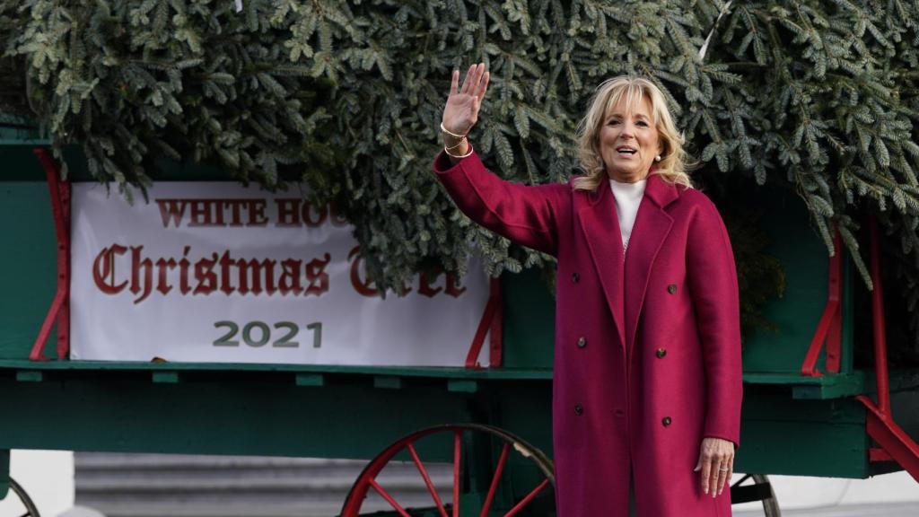 Para la ocasión, Jill Biden ha apostado por un sencillo 'look' en color blanco, que completó con un abrigo fucsia.