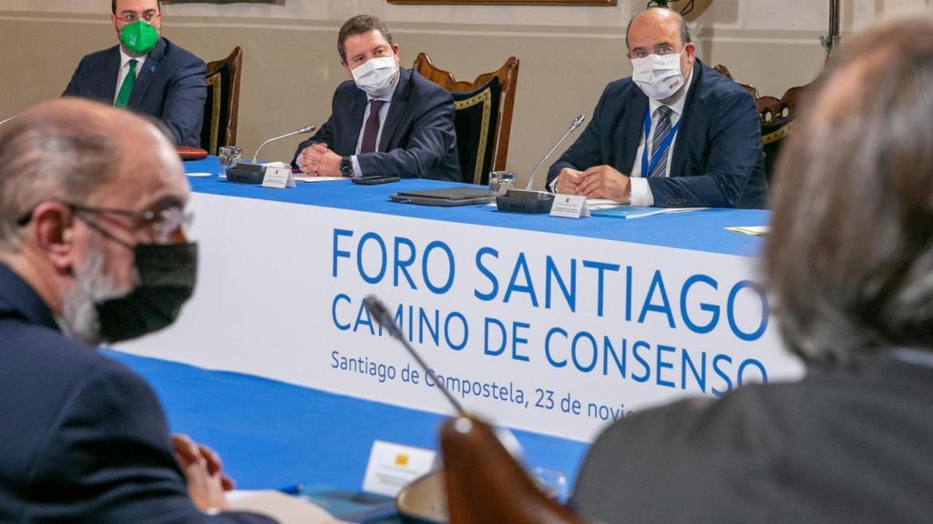 Emiliano García-Page y José Luis Martínez Guijarro, presidente y vicepresidente de Castilla-La Mancha, este martes en el Foro de Santiago