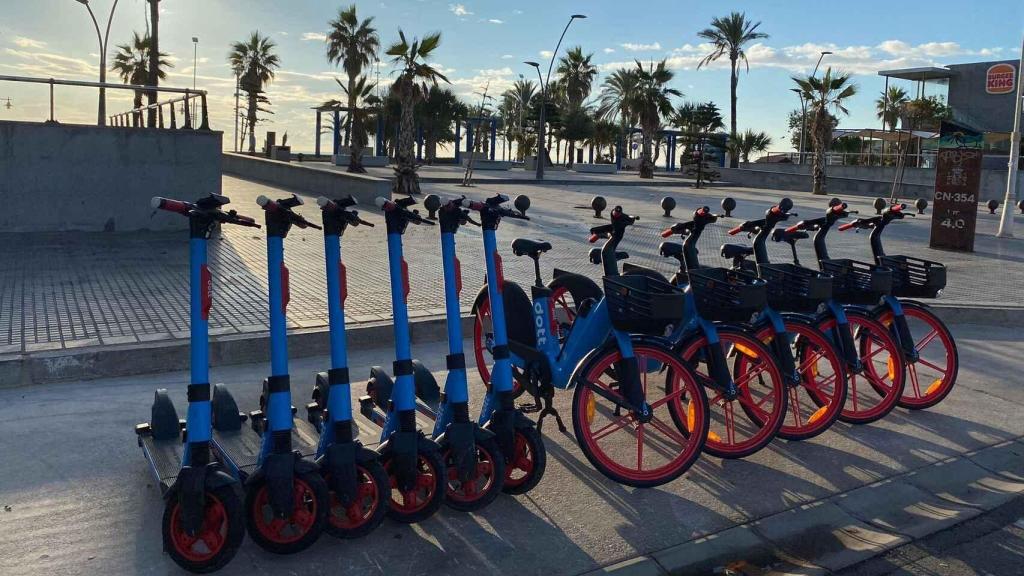 Varios patinetes y bicis de la empresa Dott en Málaga.