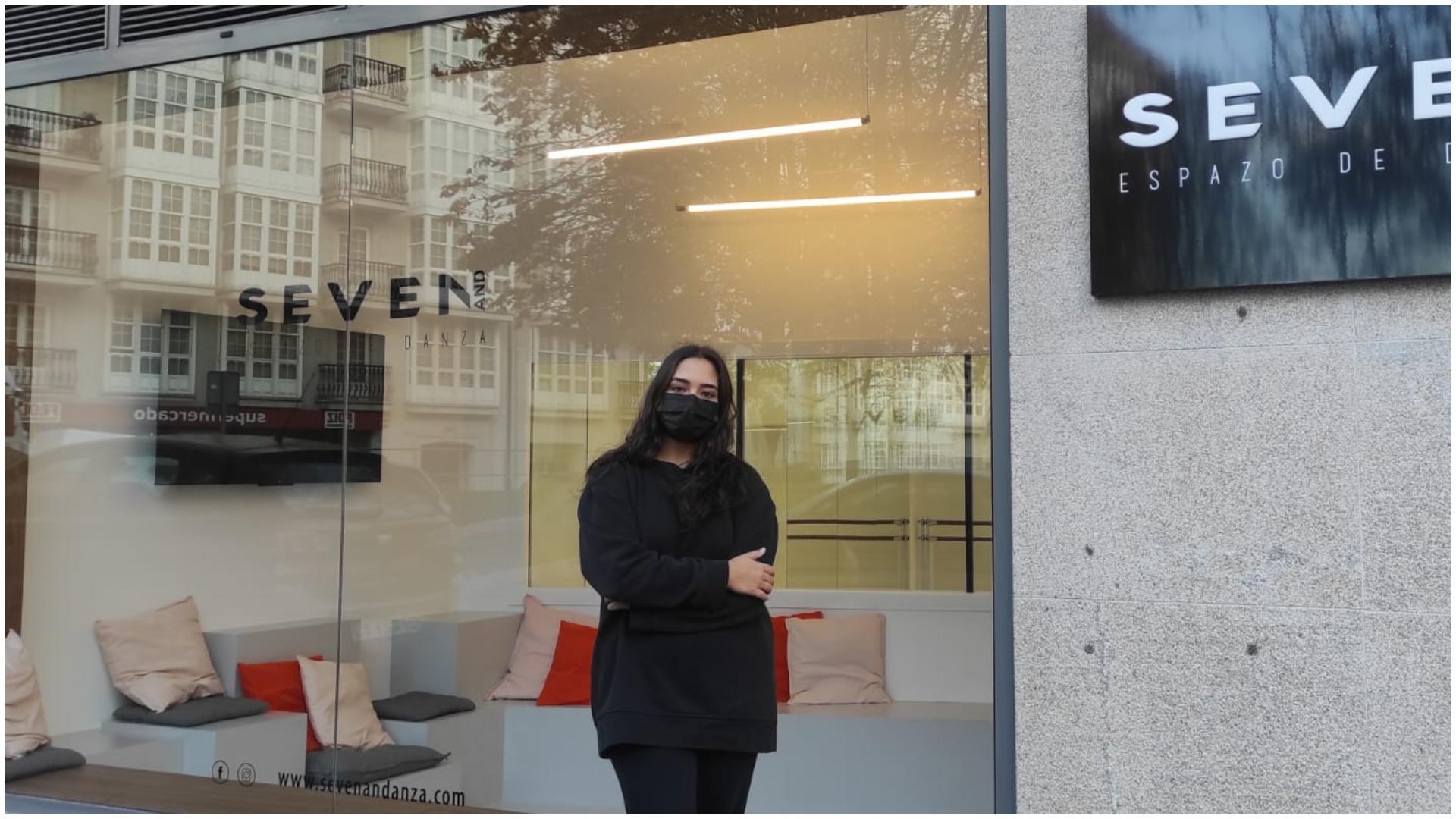 Iria Ces, frente a su estudio. Foto: Quincemil.