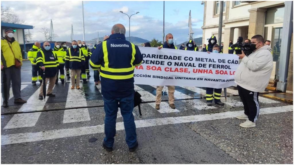 Trabajadores a las puertas del astillero.