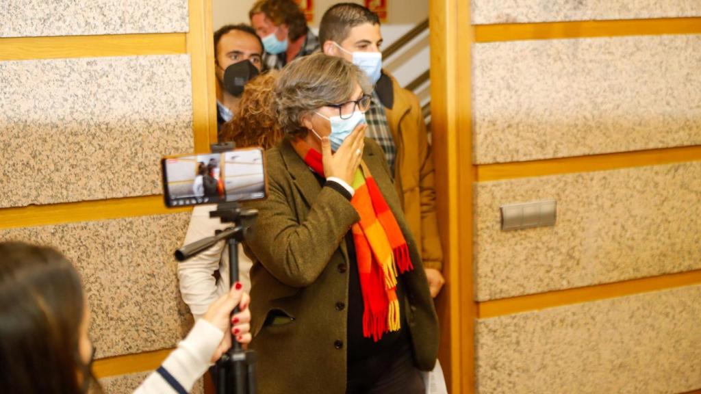 La alcaldesa de O Porriño, Eva García de la Torre, entrando en el salón para anunciar su dimisión.