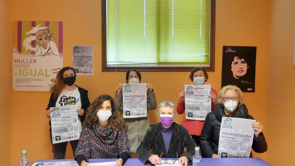 Representantes de Feminismo Unitario de Vigo durante la rueda de prensa