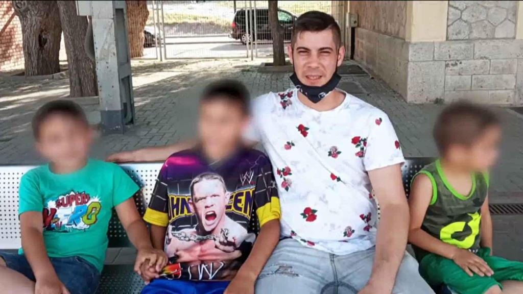 El padre con los niños en una imagen familiar