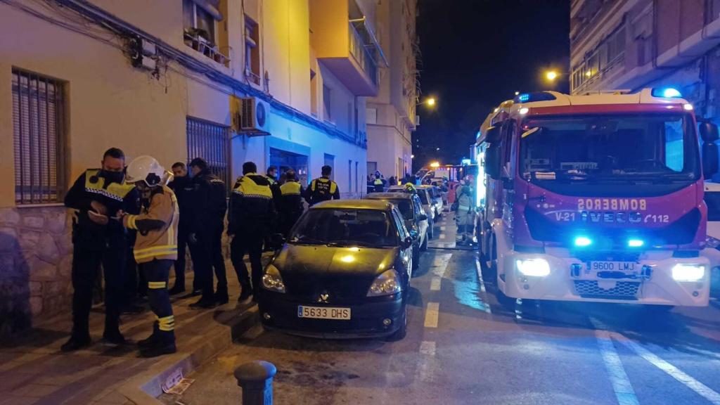 Una dotación de bomberos, en los exteriores del incendio.