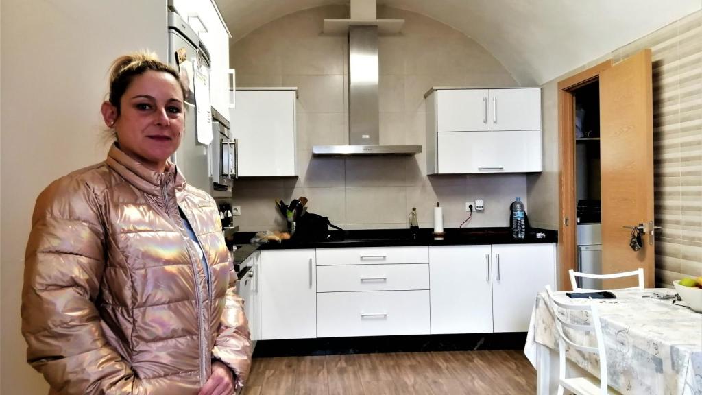 Vanesa Morillas Rodríguez enseña la cocina de su casa cueva reformada en Paulenca, pedanía de Guadix, donde vive con su marido y sus dos hijos.