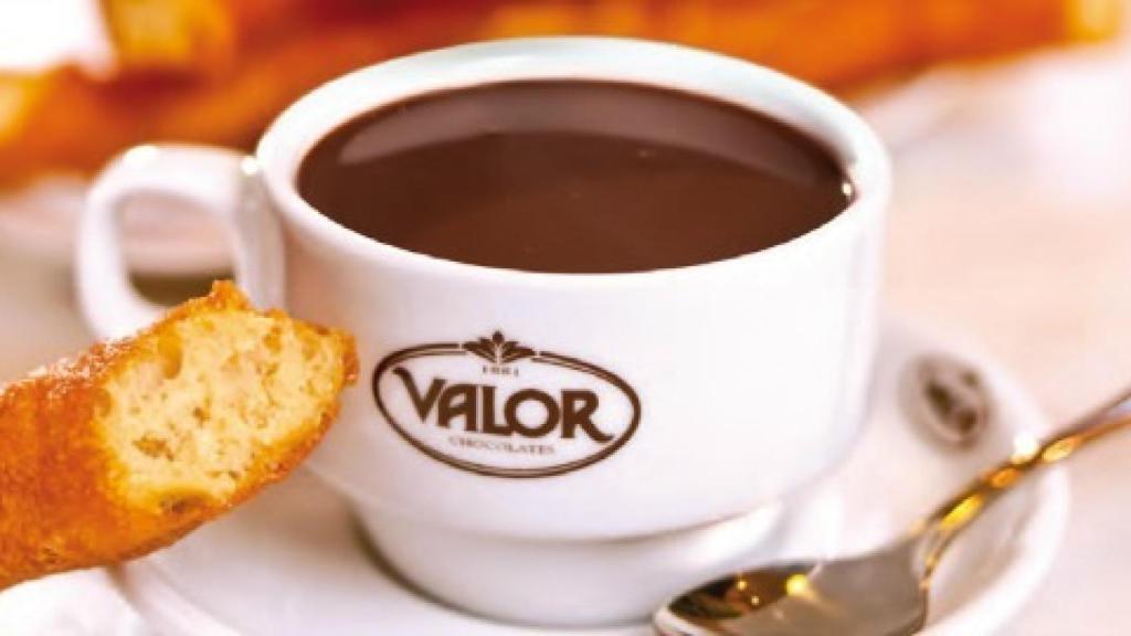 Un chocolate a la taza con una porra.