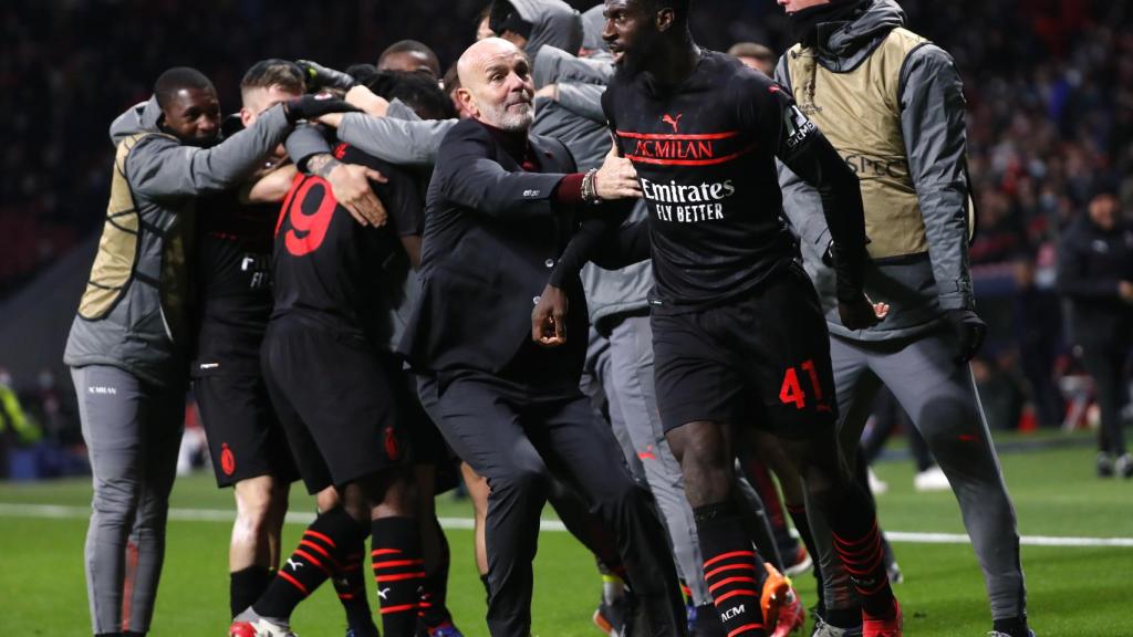 Piña de los jugadores del AC Milan para celebrar el gol en la Champions League