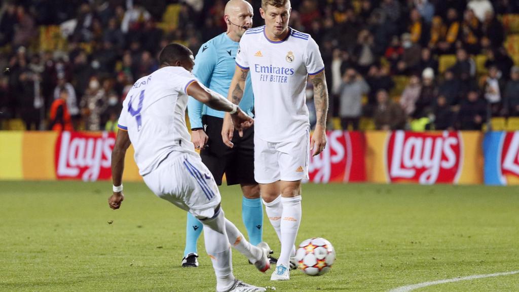 David Alaba marca de falta directa frente al Sheriff