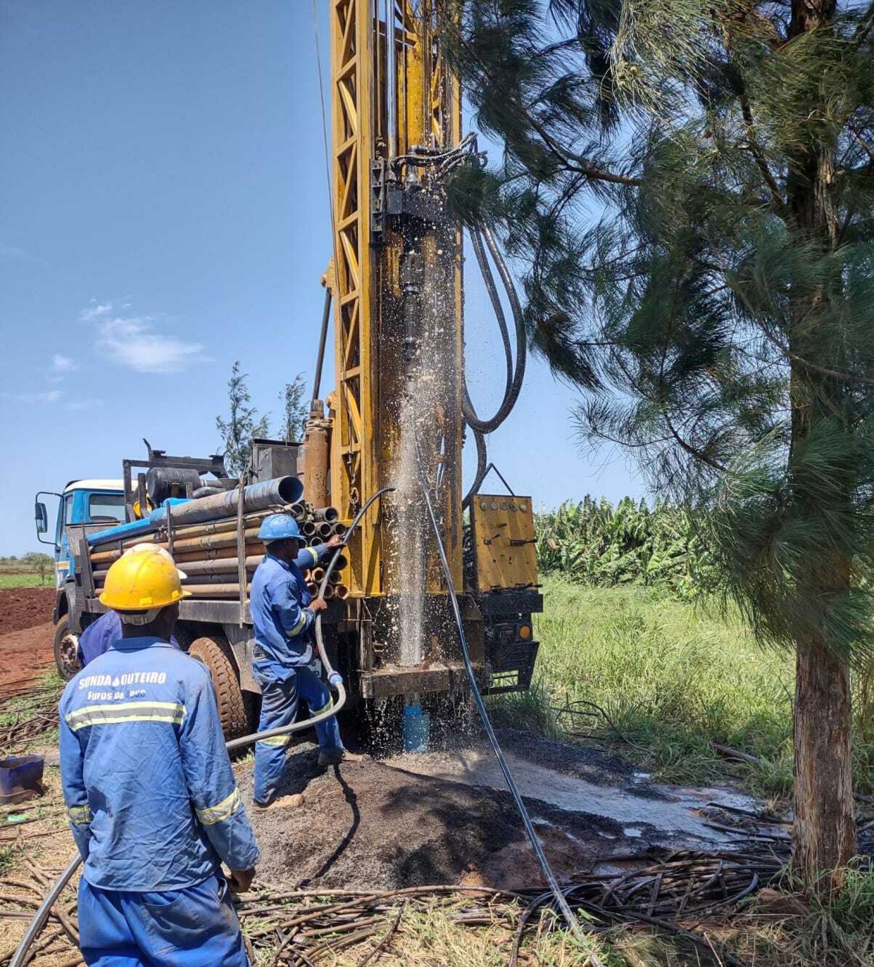 Trabajadores realizando tareas agrícolas en Casa do Gaiato, Maputo