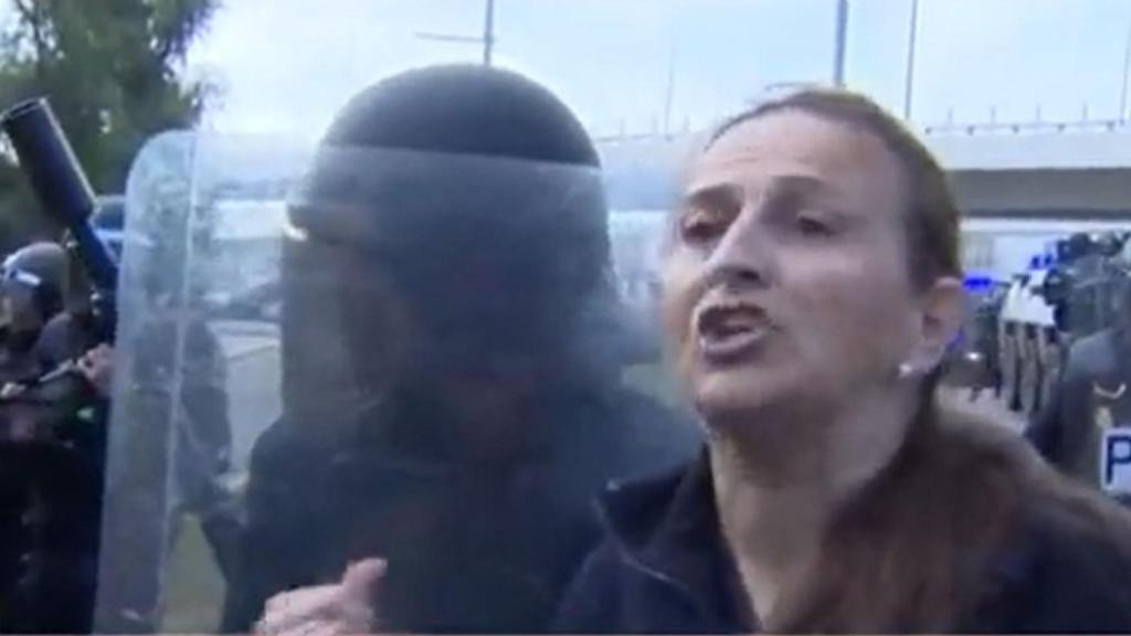 La mujer hablando con los antidisturbios.