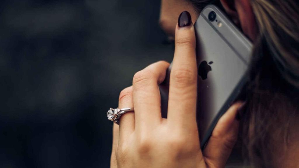 Una mujer hablando con su teléfono móvil.