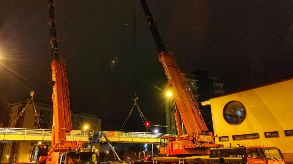 Desmontaje de la pasarela peatonal de la Ronda de Outeiro