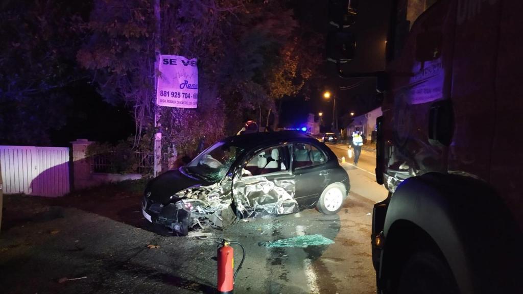 El coche accidentado ayer por la tarde en Oleiros (A Coruña).