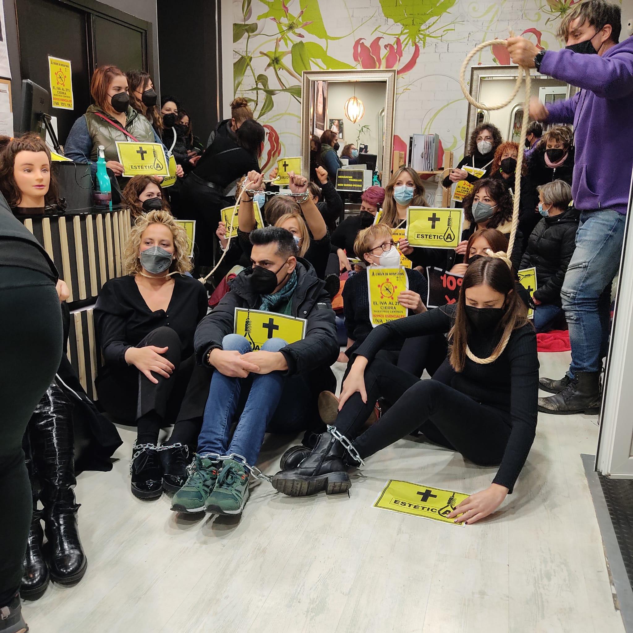 Encierro de profesionales del sector en Mónica Puente Peluqueros en Lugo