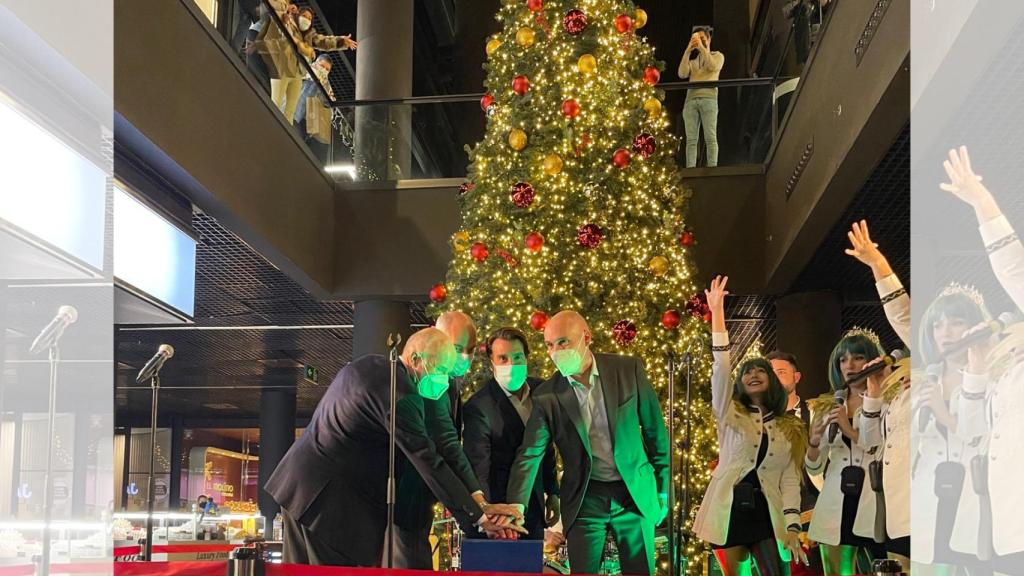 El encendido ha corrido a cargo de los directores generales de Óptima y el gerente del centro