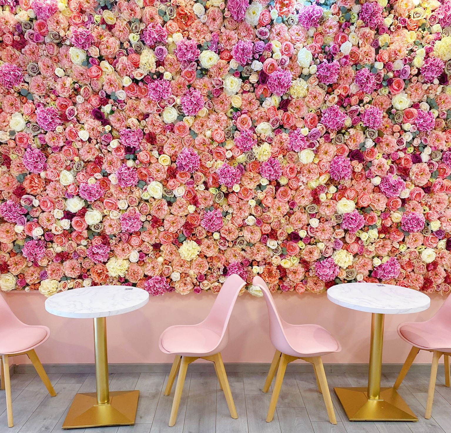 El llamativo panel de flores de Dulce Locura.