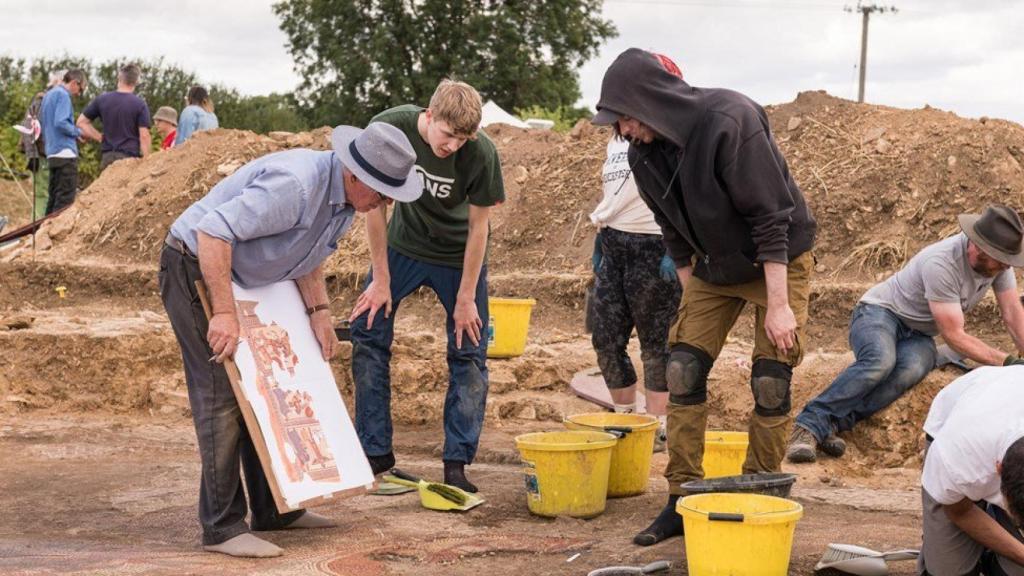 El experto en mosaicos, David Neal, junto a un grupo de estudiantes en el área del hallazgo.