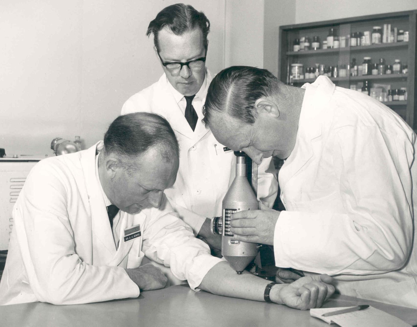 Adams y dos colaboradores en los laboratorios de Boots.