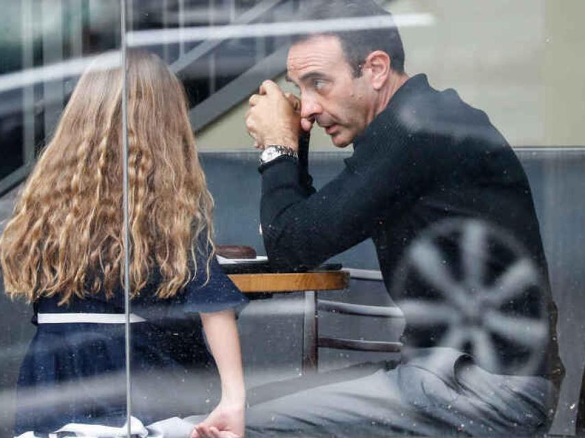 El diestro Enrique Ponce junto a su hija menor, Bianca, en una imagen tomada en abril de 2021.