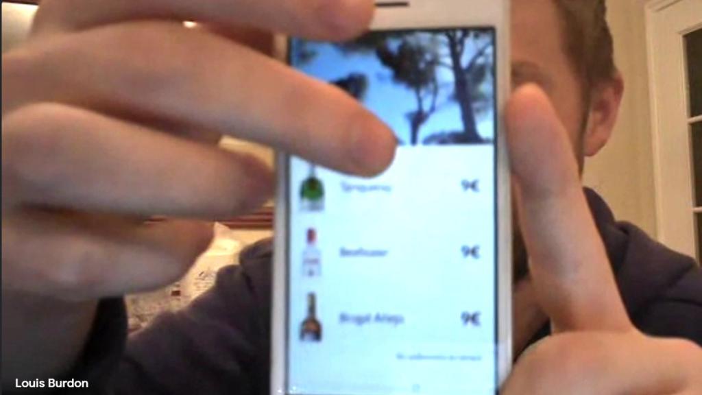 Burdon, enseñando a EL ESPAÑOL el prototipo de la app