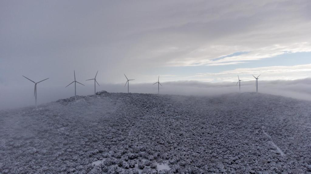 Parque eólico Sierra de Dueña de Iberdrola cubierto de nieve