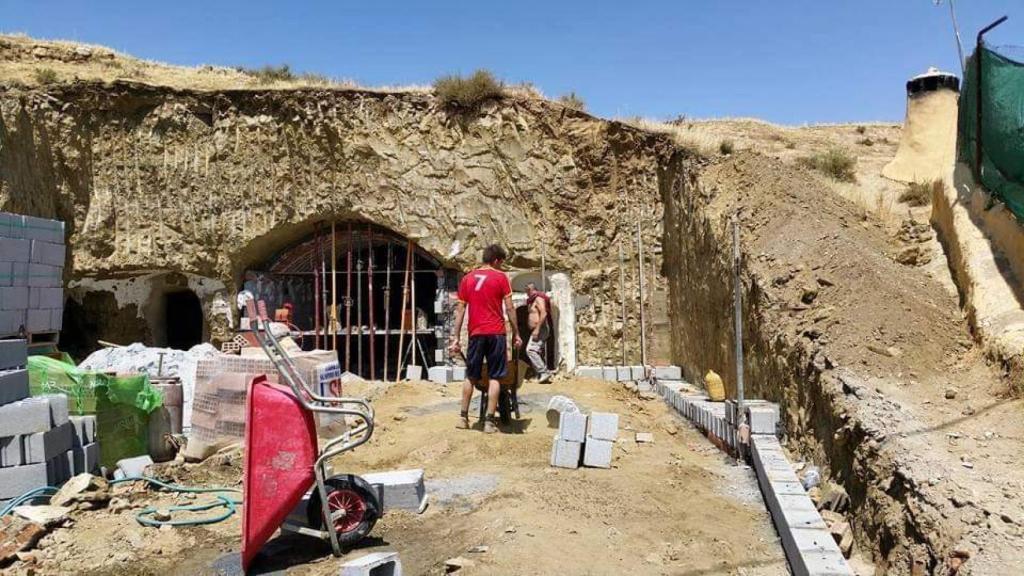 Trabajos en el exterior de una de las casas cueva que ha reformado Luis Manuel Villalba.
