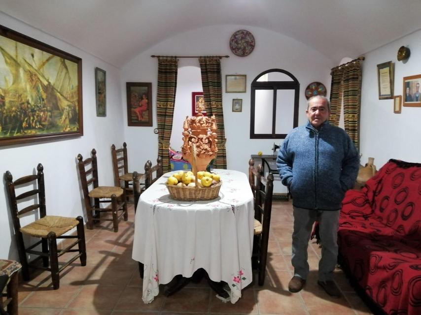 José Ruiz Puertas, pionero del turismo en cuevas, posa en la suya de Guadix.