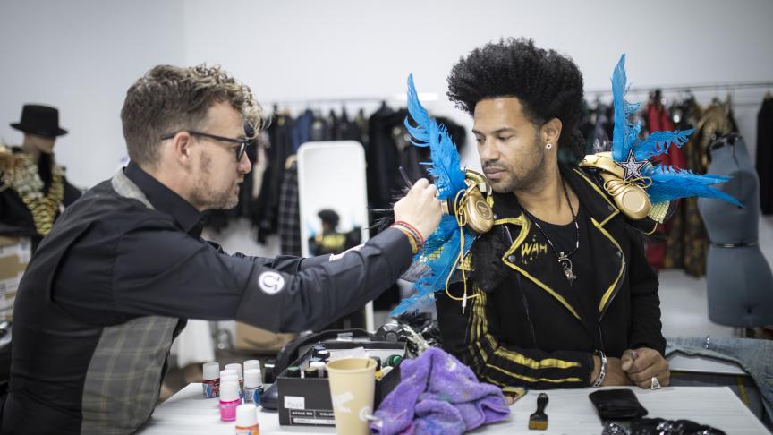 Jordi Dalmau da las últimas pinceladas al traje del DJ antes del show.