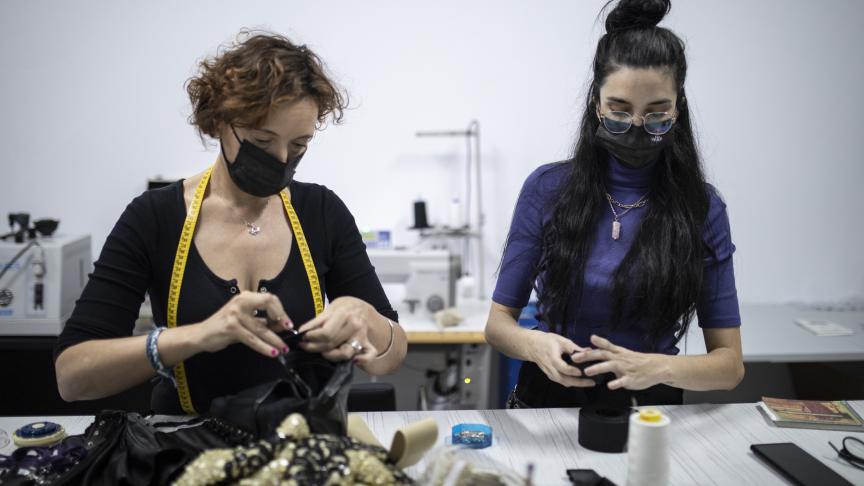 El equipo de vestuario hace algunos retoques de última hora en el backstage.