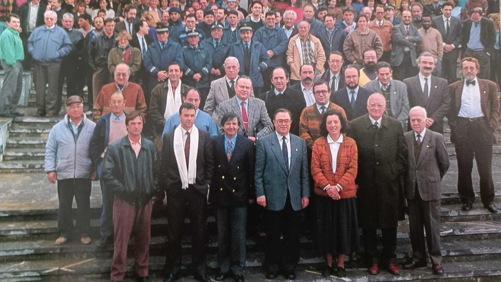 Obrador, con Margarita Nájera a la derecha, su equipo y trabajadores del Ayuntamiento de Calvià.