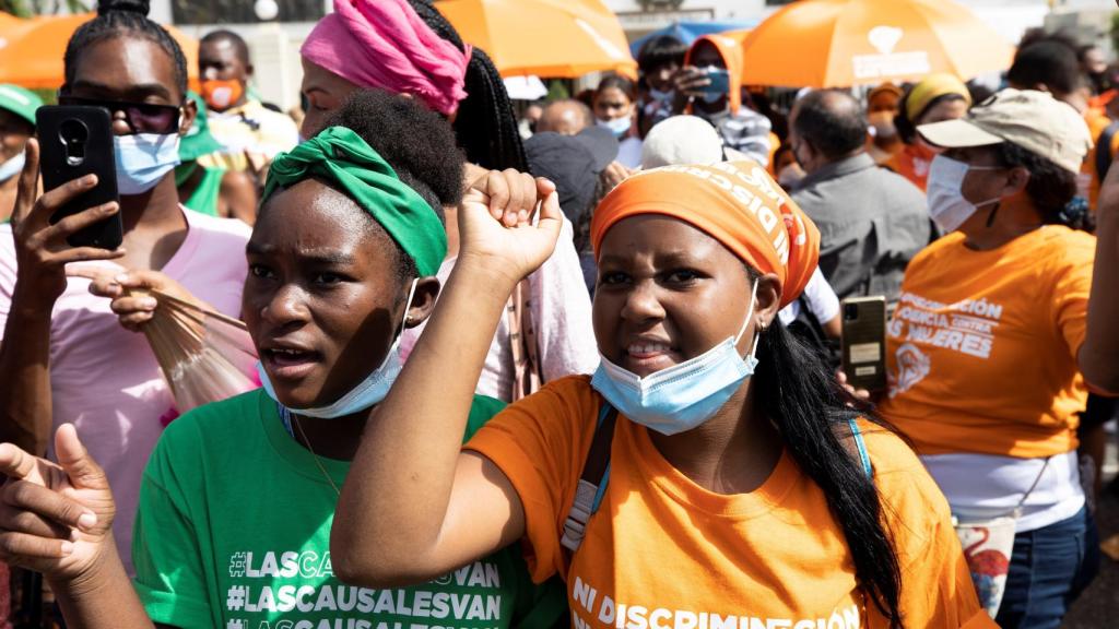 Decenas de mujeres participan en una movilización con motivo de la conmemoración del Día Internacional de la Eliminación de la Violencia contra la Mujer, hoy, en Santo Domingo (República Dominicana).