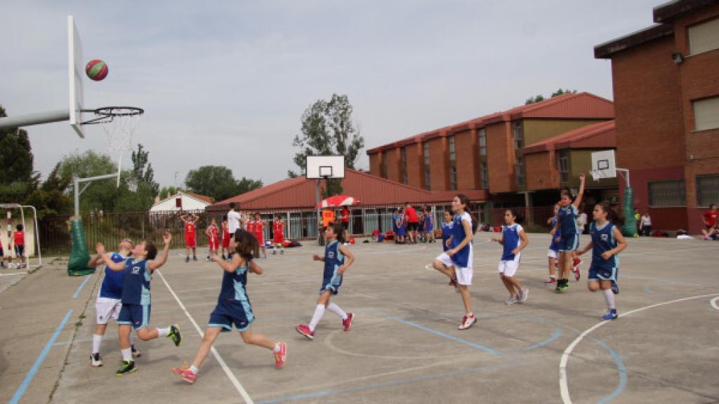 Imagen de archivo de unos niños jugando al baloncesto